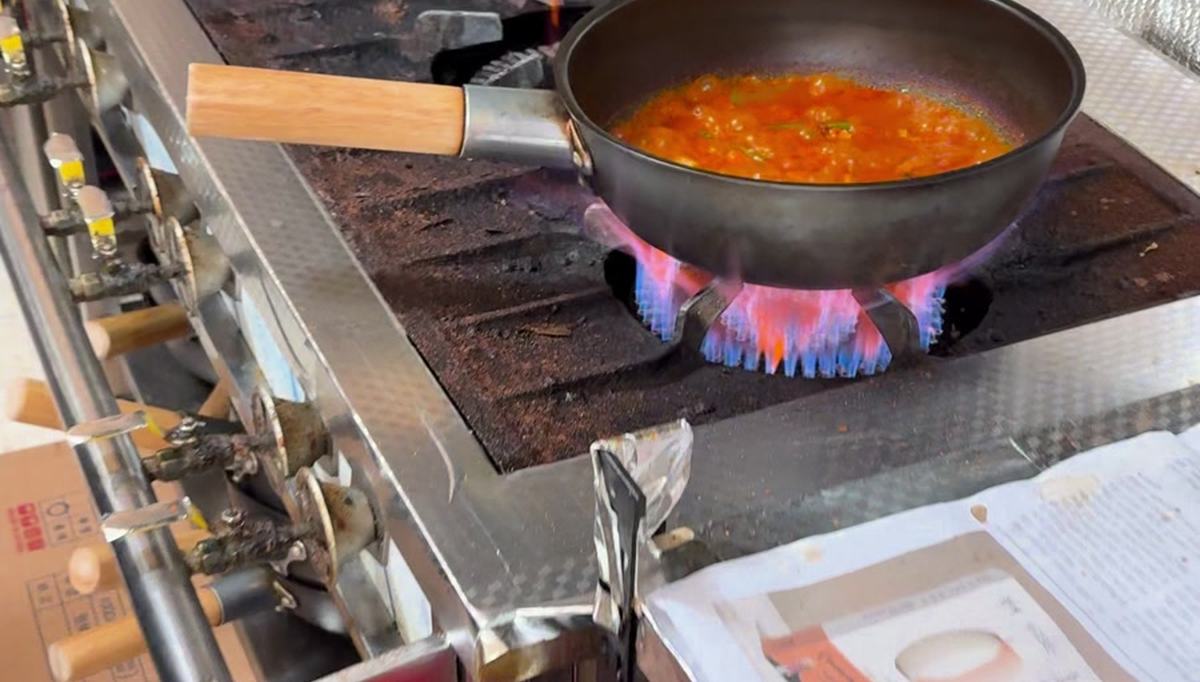 화구 위에서 끓는 김치찜