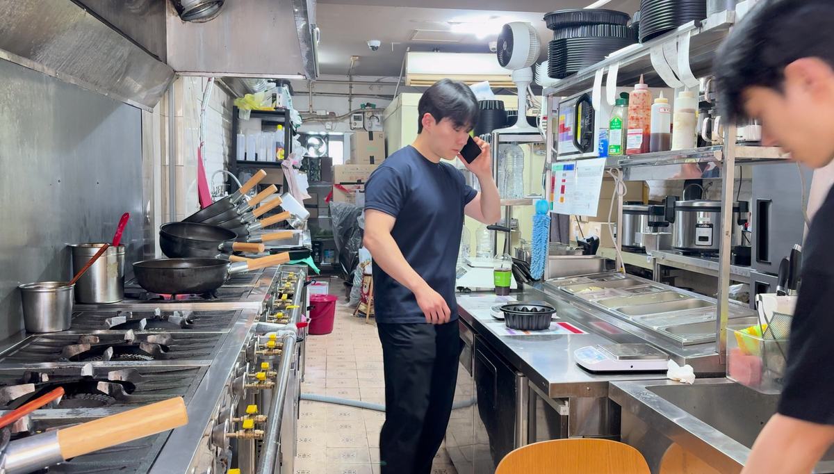 주방에서 주문을 준비하는 모습